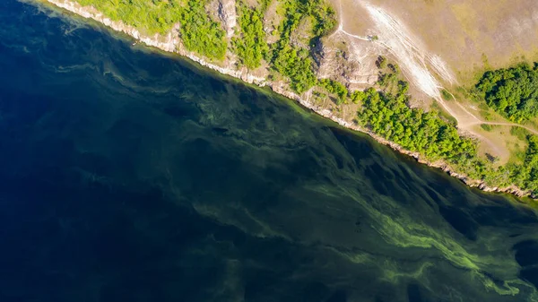 Вид з безпілотника в ландшафті річки Волга протікає серед — стокове фото