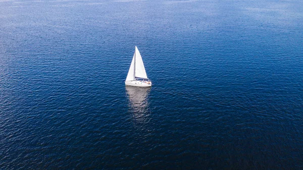 Vista aérea do drone do iate com velas brancas no mar . — Fotografia de Stock