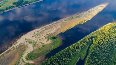 Manzara Volga nehir drone havadan görünümü arasında akar 