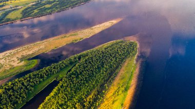 Manzara Volga nehir drone havadan görünümü arasında akar 