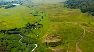  Nehir, tepe ile yaz manzara drone havadan görünümü