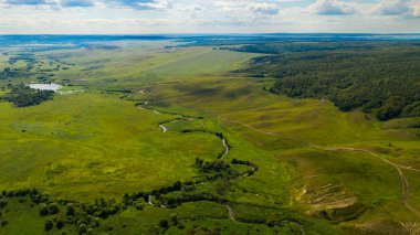  Nehir, tepe ile yaz manzara drone havadan görünümü