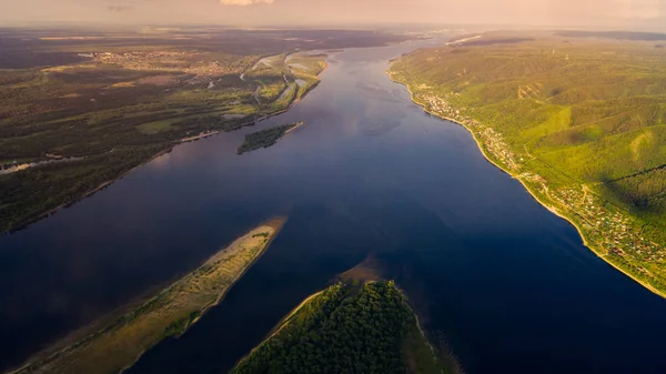 Vista aérea desde el dron del paisaje del río Volga fluye entre — Foto de Stock