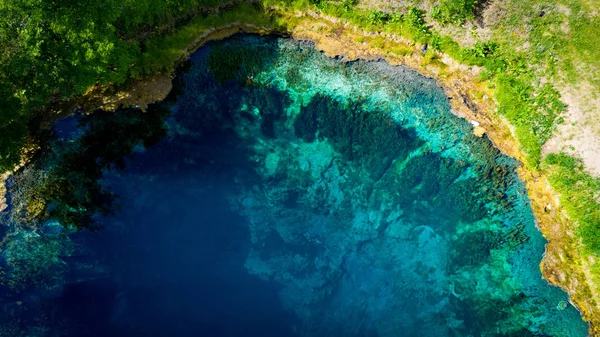 Veduta aerea dal drone del paesaggio di lak minerale blu — Foto Stock