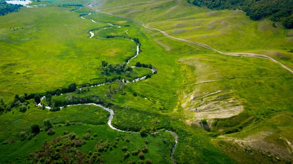 Nehir, tepe ile yaz manzara drone havadan görünümü — Stok fotoğraf