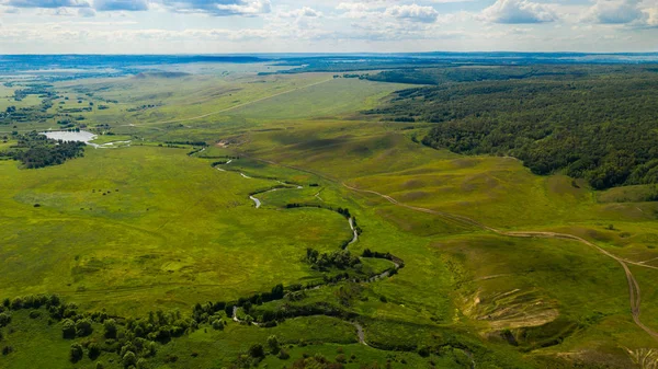 Luftaufnahme von der Drohne der Sommerlandschaft mit Fluss, Hügel — Stockfoto