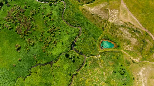 Luftaufnahme von der Drohne der Sommerlandschaft mit Fluss, Hügel — Stockfoto