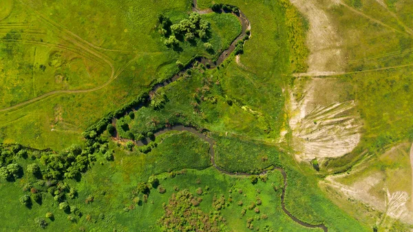 Luftaufnahme von der Drohne der Sommerlandschaft mit Fluss, Hügel — Stockfoto