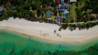  Manzara tropikal kum plajda drone havadan görünümü