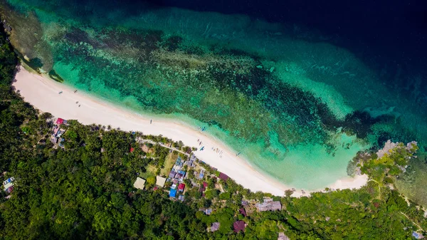 Vista aérea desde el dron sobre el hermoso paisaje del trópico — Foto de Stock