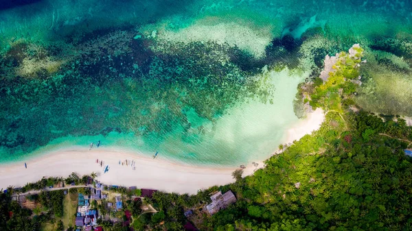 Вид з повітря на дрон на красивий пейзаж тропіка — стокове фото