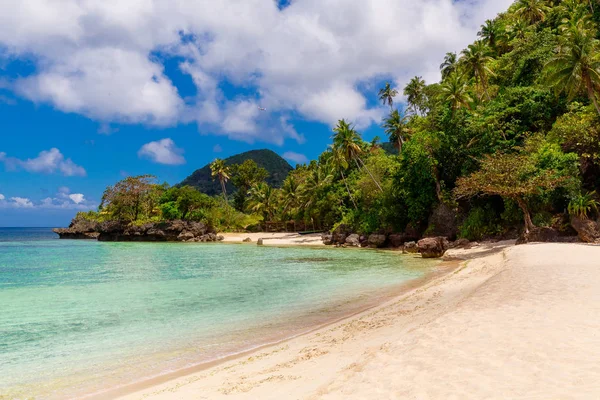 Beautiful landscape of tropical beach, rocks with vegetation, se — Stock Photo, Image