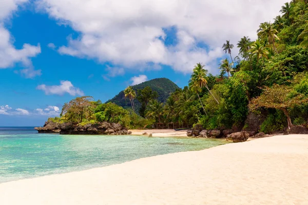 Bela paisagem de praia tropical, rochas com vegetação, se — Fotografia de Stock