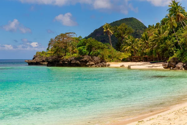 Hermoso paisaje de playa tropical, rocas con vegetación, se — Foto de Stock