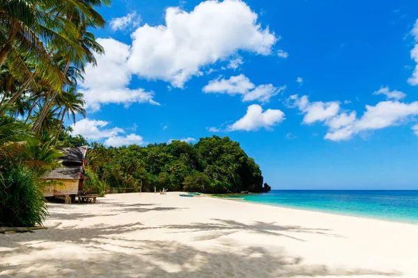 Bela paisagem de praia tropical, cabana de bambu, coqueiro , — Fotografia de Stock