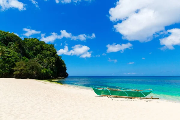 Piękny krajobraz tropikalnej łodzi plażowej, morza i białego piasku. — Zdjęcie stockowe