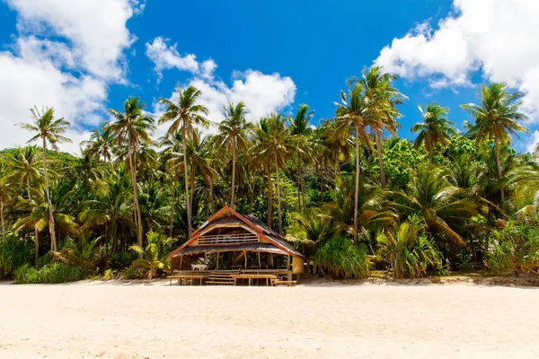 Bela paisagem de praia tropical, cabana de bambu, coqueiro , — Fotografia de Stock