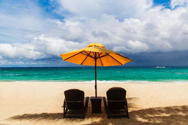 Parasol en strandbedden onder de palmbomen op de tropische BEA — Stockfoto