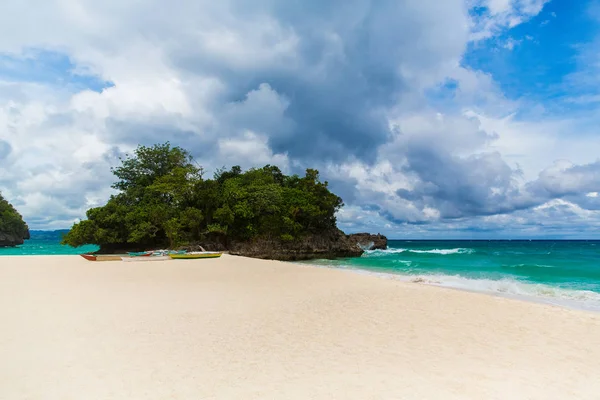 Hermoso paisaje de playa tropical con mar turquesa y whi — Foto de Stock