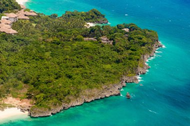 Manzara tropikal kum plajda drone havadan görünümü 