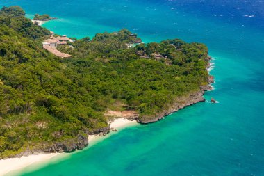 Manzara tropikal kum plajda drone havadan görünümü 