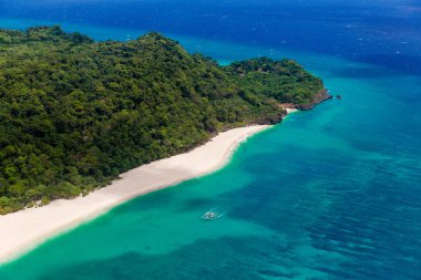 Manzara tropikal kum plajda drone havadan görünümü 