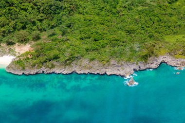 Manzara tropikal kum plajda drone havadan görünümü 
