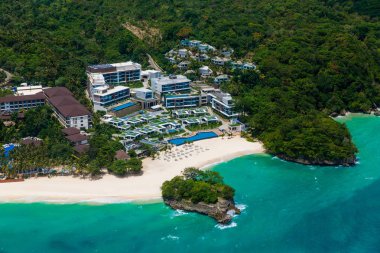 Manzara tropikal kum plajda drone havadan görünümü 