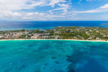    Boracay adasındaki drone'dan havadan görüntü, Phillipines. Su