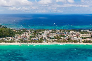    Boracay adasındaki drone'dan havadan görüntü, Phillipines. Su