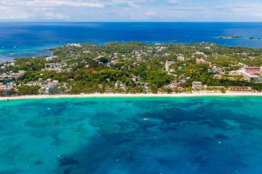    Boracay adasındaki drone'dan havadan görüntü, Phillipines. Su
