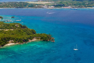   Güzel tropikal manzara üzerinde drone havadan görünümü