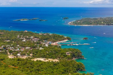   Güzel tropikal manzara üzerinde drone havadan görünümü