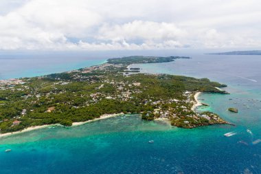    Boracay adasındaki drone'dan havadan görüntü, Phillipines. Su
