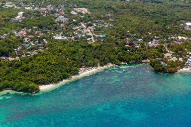    Boracay adasındaki drone'dan havadan görüntü, Phillipines. Su