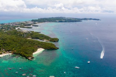    Boracay adasındaki drone'dan havadan görüntü, Phillipines. Su