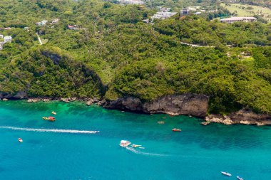 Manzara tropikal kum plajda drone havadan görünümü 