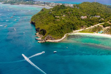 Manzara tropikal kum plajda drone havadan görünümü 