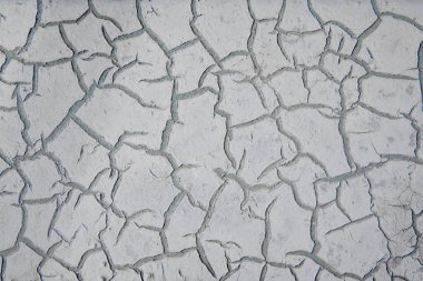 Demir yüzeydeki eski beyaz boyanın yakın çekim dokusu..