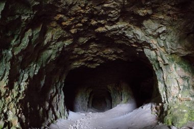 Dağda terk edilmiş eski bir maden. Madencilik kayaları.