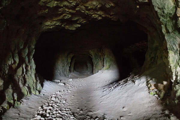 Старая заброшенная шахта в горах. Горнодобывающие породы
.