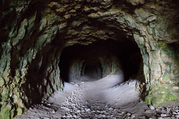 Старая заброшенная шахта в горах. Горнодобывающие породы
.