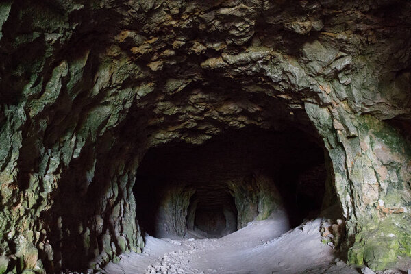 Старая заброшенная шахта в горах. Горнодобывающие породы
.