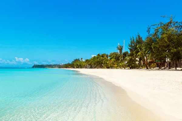 フィリピンのボラカイ島の熱帯ビーチの美しい風景 ココナッツヤシの木 白い砂 自然景観 夏休みのコンセプト — ストック写真