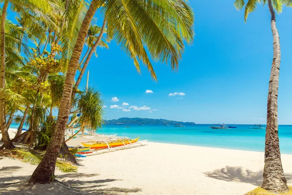 フィリピンのボラカイ島の熱帯ビーチの美しい風景 ココナッツヤシの木 白い砂 自然景観 夏休みのコンセプト — ストック写真