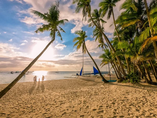 フィリピンのボラカイ島の熱帯ビーチで美しい夕日 ココナッツヤシの木 白い砂 自然景観 夏休みのコンセプト — ストック写真
