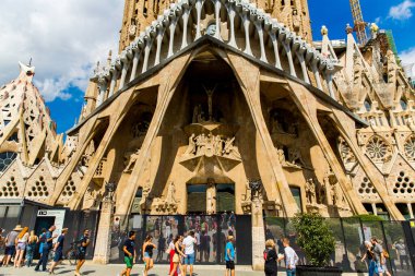Barselona, İspanya, 20 Eylül 2019. Barcelona, İspanya 'da Sagrada Familia, Roma Katolik Bazilikası' nın önünde yürüyen insanlar Antoni Gaudi tarafından tasarlandı ve UNESCO Dünya Mirasları Alanına ait bir sitedir..
