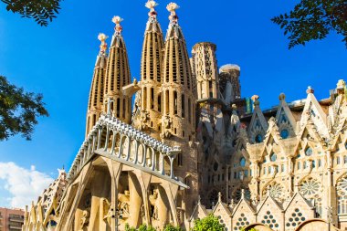 Barselona, İspanya, 20 Eylül 2019. Sagrada Familia, İspanya 'nın Barcelona kentinde Antoni Gaudi tarafından tasarlanan ve UNESCO' nun Dünya Mirası Bölgesi 'nde bulunan büyük bir Roma Katolik bazilikası..
