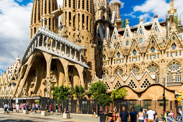 バルセロナ スペイン 2019年9月20日 ファサードの近くを歩く人々サグラダ ファミリア バルセロナのローマカトリック大聖堂 スペインアントニ ガウディによって設計され ユネスコの世界遺産に登録されている — ストック写真