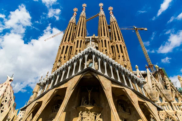 Barselona, İspanya, 20 Eylül 2019. Sagrada Familia, İspanya 'nın Barcelona kentinde Antoni Gaudi tarafından tasarlanan ve UNESCO' nun Dünya Mirası Bölgesi 'nde bulunan büyük bir Roma Katolik bazilikası..
